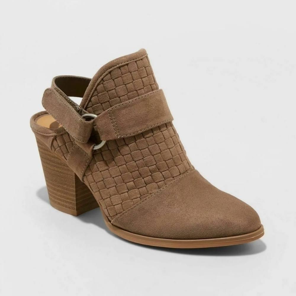 Universal Thread Women's Olive Back Strap Heeled Bootie - Taupe 9.5
